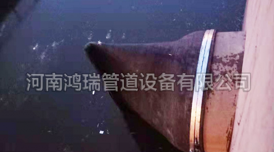 卡箍式鴨嘴閥橡膠單向閥安裝現(xiàn)場(chǎng)